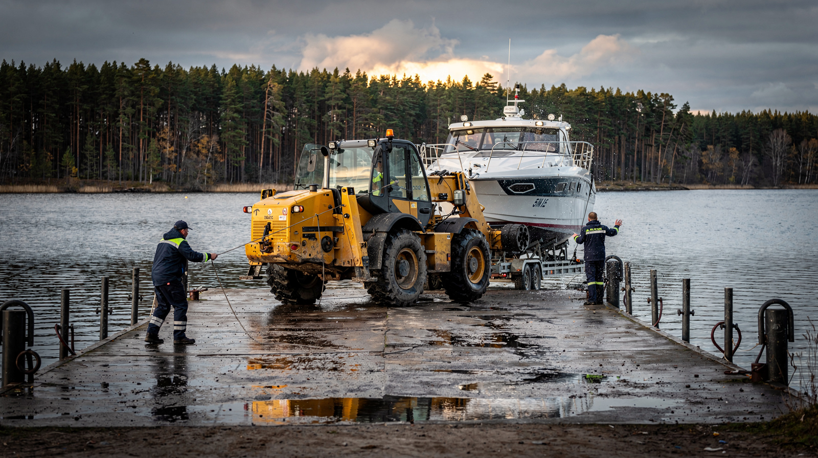 Подъём катера из воды на слипе